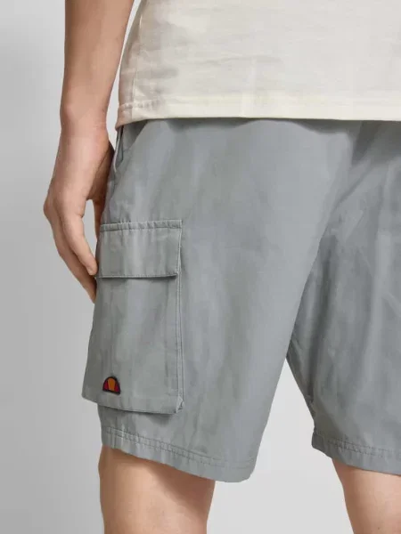 Szorty cargo o kroju regular fit z wpuszczanymi model ‘UMANI’ Ellesse