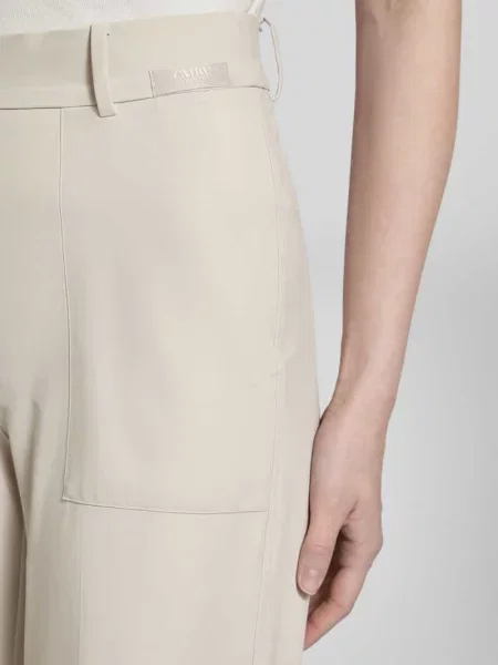 Spodnie materiałowe o skróconym kroju tapered fit Cambio beżowe
