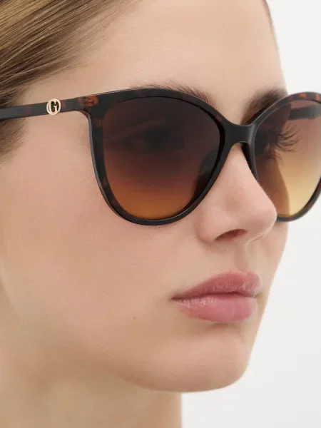 Солнцезащитные очки Guess