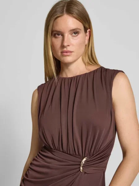 Długa sukienka Slim z marszczeniami o kroju slim fit Swing
