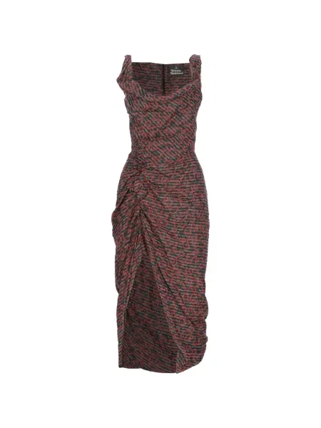 Rochie Vivienne Westwood drapată de costum roșu