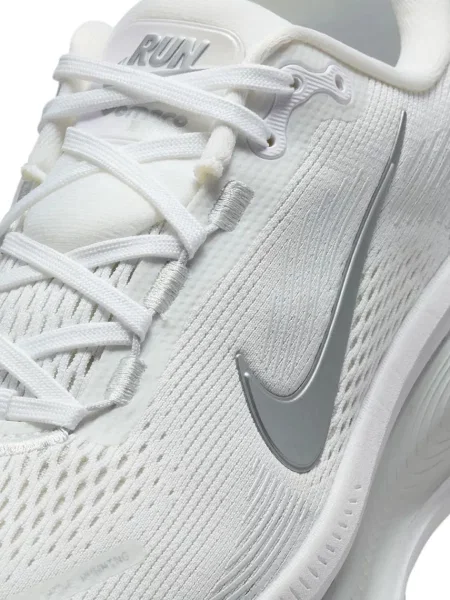 Nike női sportos cipő Vomero 18 fehér