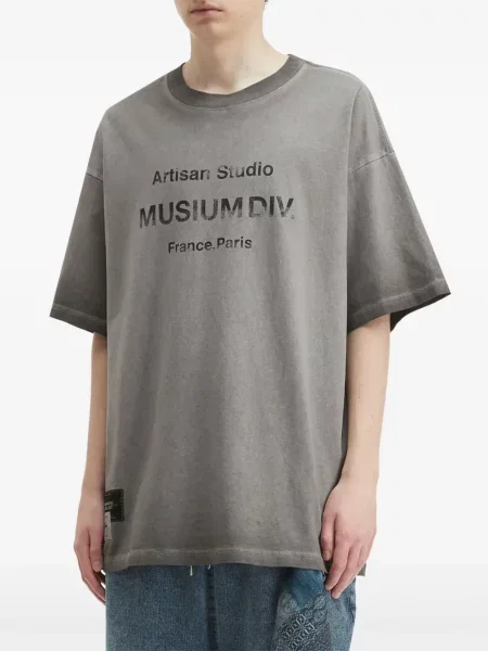Tričko Musium Div. s potiskem šedé