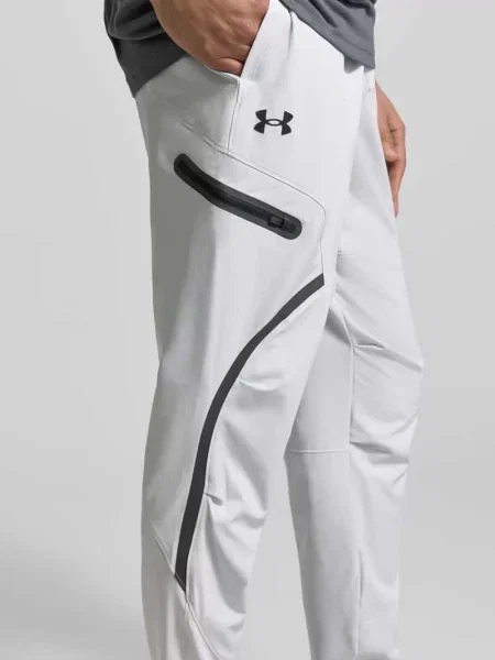 Spodnie dresowe o kroju regular fit z nadrukiem z logo Model Unstoppable' Under Armour