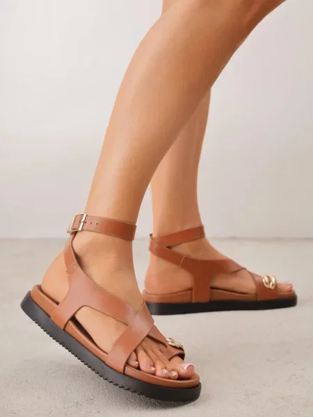 Sandale tip flip-flop cu barete încrucișate și detaliu pentru degetul mare Talima maro