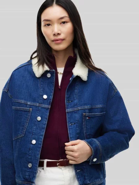 Kurtka jeansowa o kroju regular fit z mieszanki bawełny Tommy Jeans niebieska