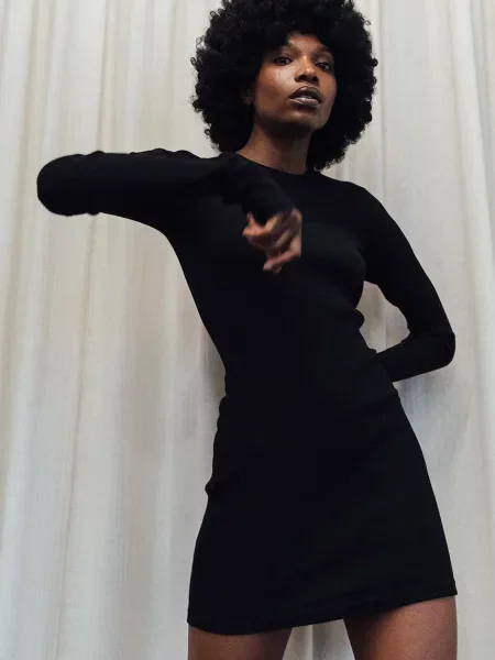 Obleka MUUV. RIBBED črna