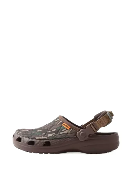 Matlasat papuci tip mules Crocs clasici maro