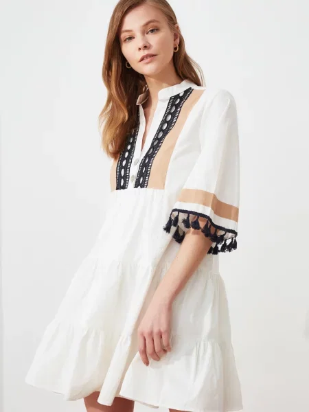 Haftowana sukienka mini Trendyol biała