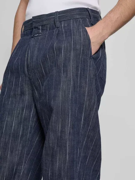 Spodnie materiałowe o kroju relaxed fit z detalem z logo Closed granatowe