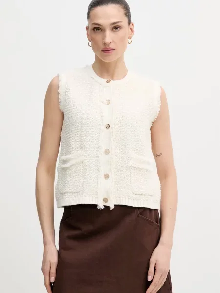 Pedro del Hierro vestă din bej