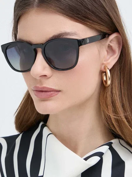 Солнцезащитные очки Guess черные