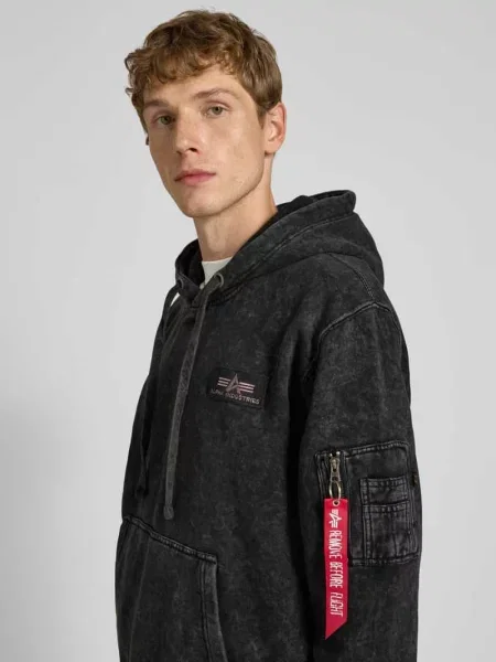 Bluza z kapturem i kieszenią na błyskawiczny na rękawie Alpha Industries czarna
