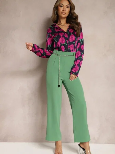 Pantaloni eleganți cu evazați cu lanț decorativ în talie Hamophona verzi