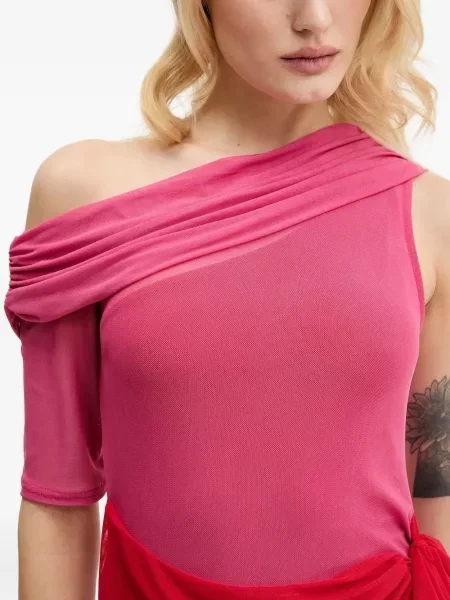 Rochie midi Never Fully Dressed până la genunchi cu un umăr gol de costum roz
