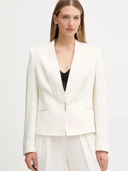 BOSS sacou un singur rând de uni bej