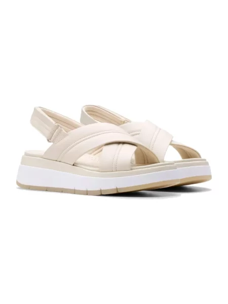 Sandały Clarks na płaskim obcasie beżowe