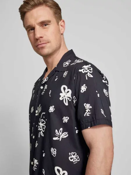 Koszula casualowa o kroju regular fit ze wzorem na całej powierzchni Selected Homme czarna