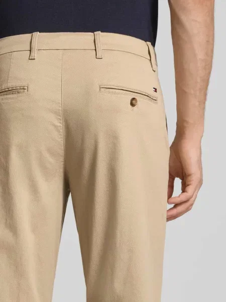 Chinos o kroju straight fit z mieszanki bawełny Tommy Hilfiger beżowe
