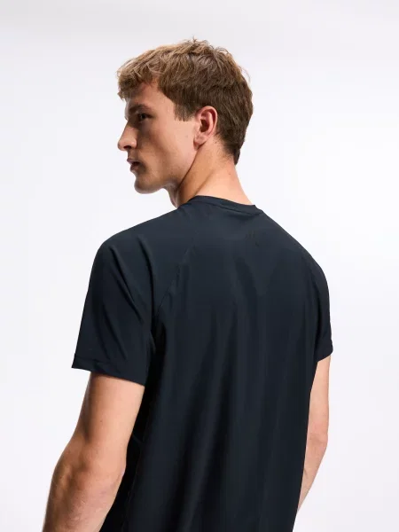 Reserved Гладка футболка regular fit чорний