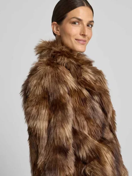 Płaszcz o kroju regular fit ze sztucznego futra White Label