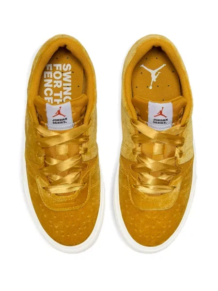 Βελούδινα sneakers Jordan κίτρινο