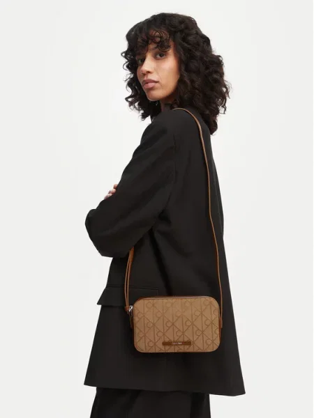 Torbica Calvin Klein Emblem Aop Jacquard Camera Bag Smeđa bež