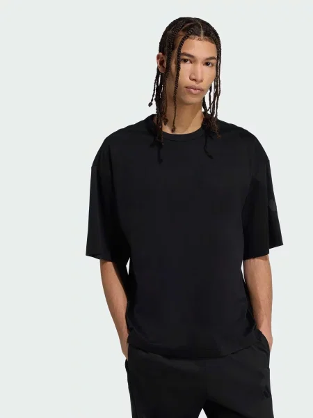 Футболка adidas чорний