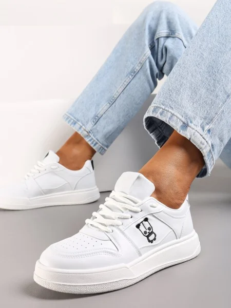 Sneakersy z Drobną Perforacją i Małym Nadrukiem Fredomia białe