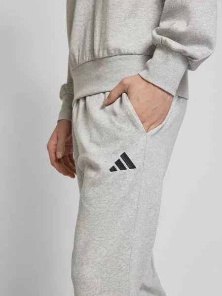 Spodnie dresowe o kroju relaxed fit z wyhaftowanym logo Adidas Sportswear szare