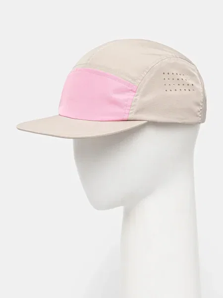 Шапка с козирка Peak Performance Lightweight тъмносиньо с изчистен дизайн бежово