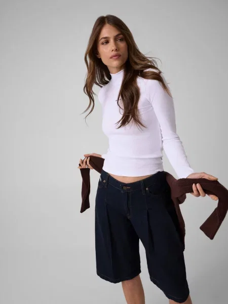 Bluză Guess Jeans cu guler înalt alb