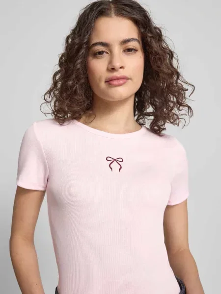 T-shirt o kroju slim fit z wyhaftowanym sercem model ELVA JUNE' Only różowa