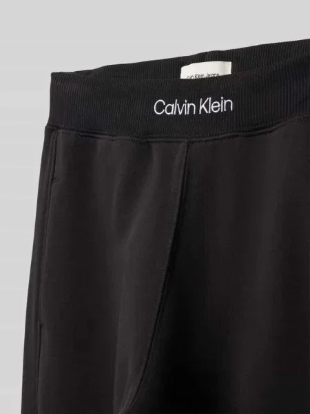 Spodnie dresowe z wyhaftowanym logo i elastycznym pasem Calvin Klein Jeans czarne