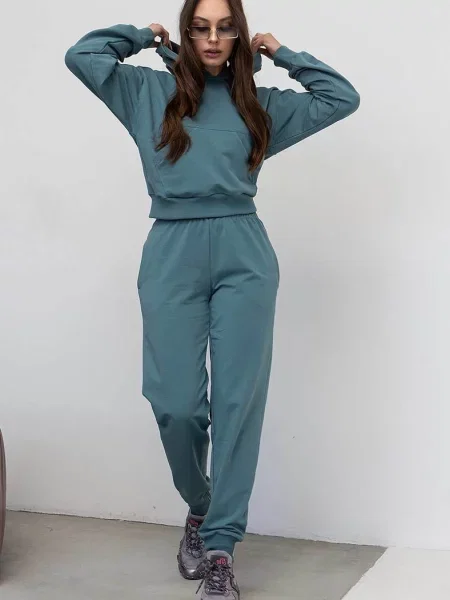 Женский спортивный костюм с капюшоном