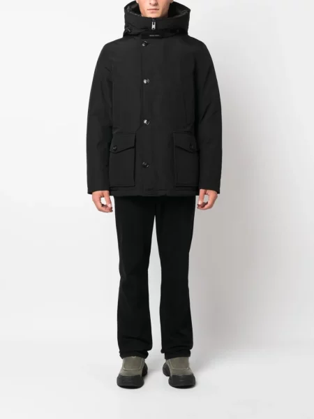 Pūkinė striukė Woolrich su gobtuvu juoda