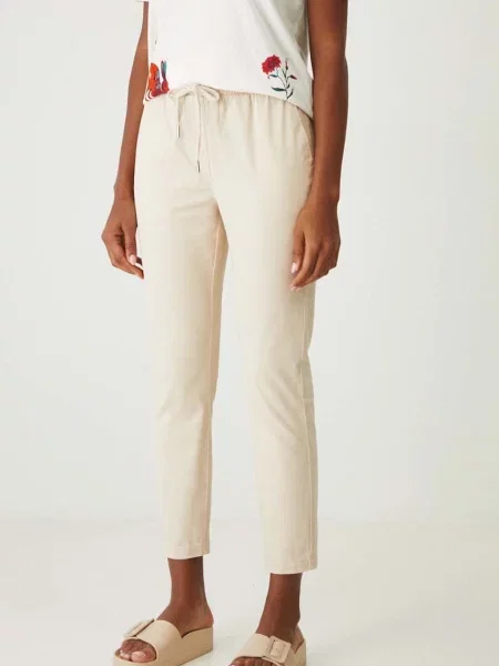 Панталон Medicine с кройка тип чино със стандартна талия бежово