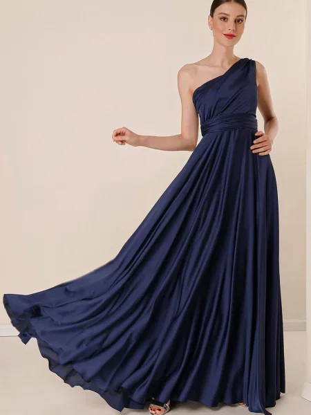 Satynowa sukienka maxi By Saygı asymetryczna niebieska