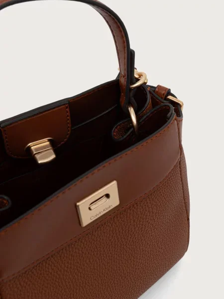 Műbőr bőrönd Calvin Klein barna
