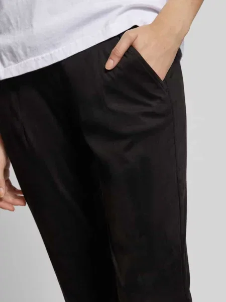 Spodnie o kroju slim fit z imitacji zamszu model ‘CANDICE’ Raffaello Rossi czarne