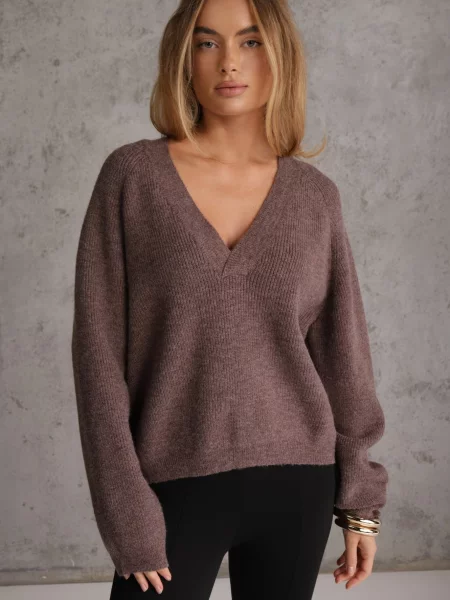 Sweter ze Szpiczastym Dekoltem Labra brązowy