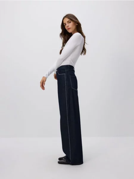 Reserved Jeansy wide leg z aplikacjami granatowy