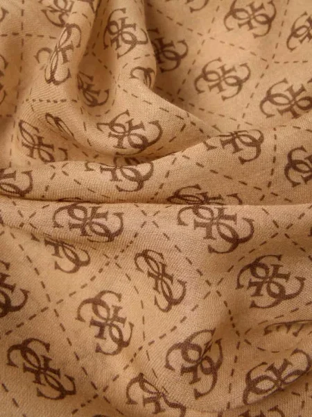 Szal z detalem z logo na całej powierzchni model Katya' Guess brązowa