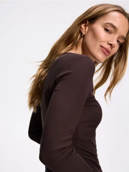 Reserved Tricou cu mânecă lungă cu conținut ridicat de modal maro-închis maro