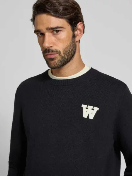 Sweter z dzianiny z haftem i okrągłym dekoltem model ‘Tay’ Wood Wood czarny