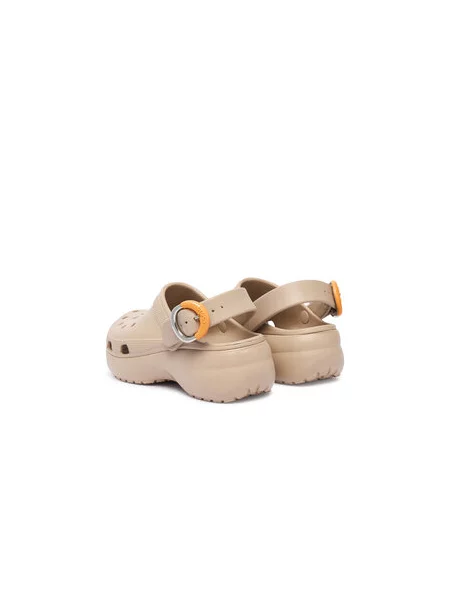 Klasické pantofle Crocs na platformě s přezkou béžové