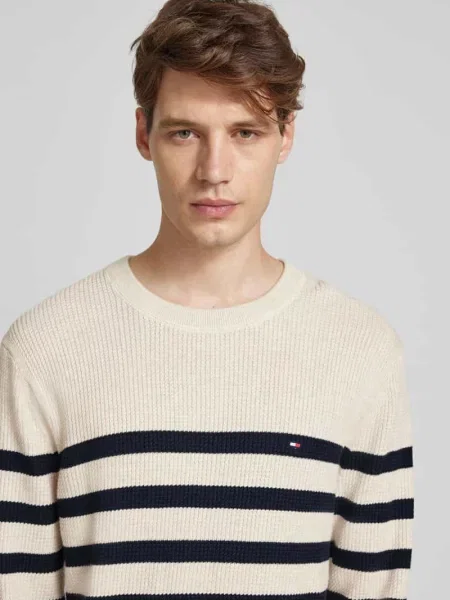Sweter z dzianiny z wyhaftowanym logo i okrągłym dekoltem Tommy Hilfiger biały