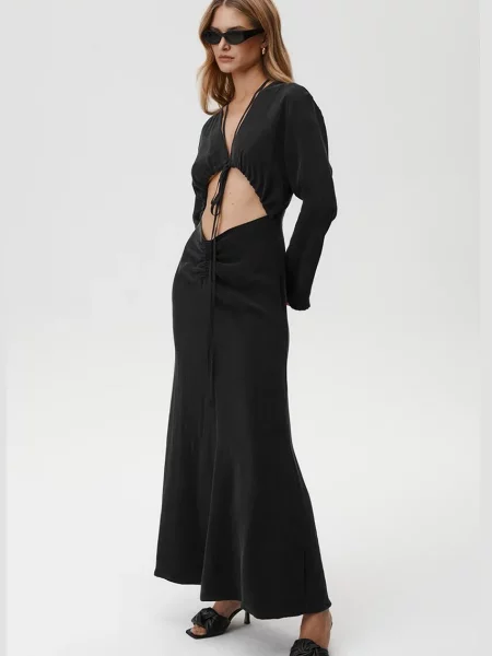 Undress Code sukienka Lilith Dress midi rozkloszowana czarny