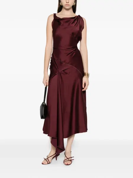 Rochie Victoria Beckham drapată de costum roșu