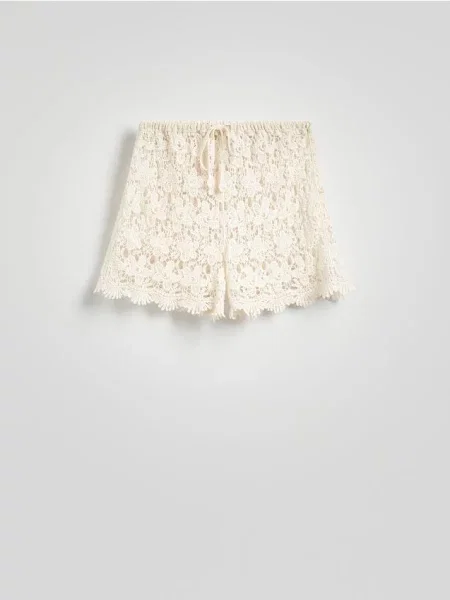 Reserved Ażurowe szorty plażowe złamana biel